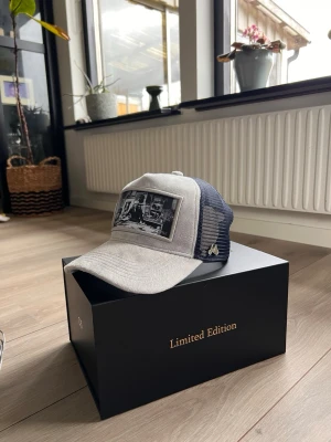 Maggiore Limites Edition S4 C5 keps - Säljer en limited edition keps från Maggiore i grått och marinblått med mesh på sidorna och baksidan. Det är av modell S4 C5. Använd 1 gång och är i nyskick med tillhörande låda och påse. Nypris är 799kr