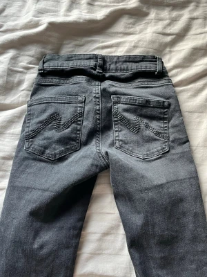 Low Rise Bootcut Jeans från Nelly - Svarta/mörkgrå jeans från Nelly 💕Storlek XS/34💕 Säljes pga har blivit lite små för mig