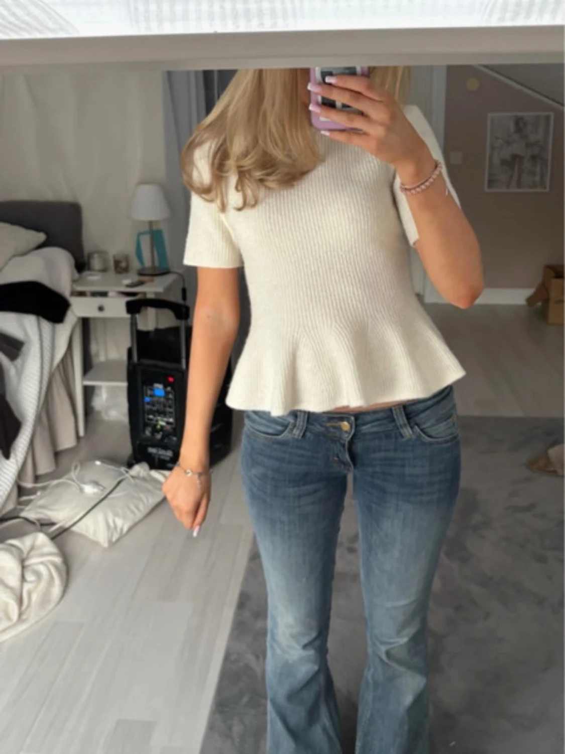 Vit ribbad topp med volangkant - 1