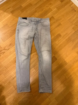 Ljusgrå skinny jeans från George - Säljer ett par ljusgrå skinny fit jeans från George. Jeansen har klassisk femficksdesign, normal midja och är tillverkade i mjukt denimtyg. Perfekta för dig som gillar en smalare passform och stilren look.