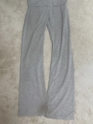 Yoga pants Gina tricot - De är i bra skicka men är smutsiga längst ner storlek 158/164