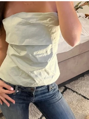 Tubtopp Zara - Bandaue topp. Perfekt att matcha med jeans eller kjol. Säljer då den är lite för liten. Dragkedjan saknar några ”tänder” men gå att dra upp och ner ändå