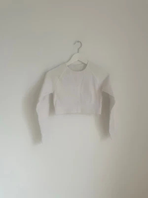 Tränings tröja från Aim’n  - Gullig hel vit ribbad långärmad tröja från Aim’n. Knappt använd. Storlek M, köparen står alltid för frakt. 📦💗🌸 