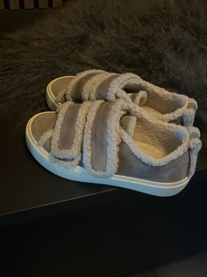 Inuikii skor  - Säljer ett par grå skor från Inuikii, knappt använda!💗