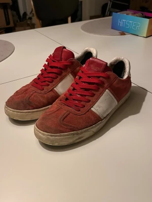 Valentino Flycrew  - Säljer dessa röda Valentino flycrews i storlek 41. Dom är lagade i hälen men sitter fortfarande som vanligt och är nytvättade så ser bättre ut än på bilderna då jag tog bilder innan tvätt, om ni vill ha bättre bild hur de ser ut nu efter tvätt så skriv till mig om ni har några andra frågor! 🤩🍾