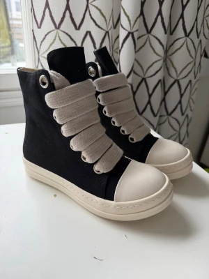 Rick Owens shoes 38 - ✅ Perfect condition  – Brand new, never worn  💯 100% Authentic products only 📦 Fast shipping ♻️ Shop sustainably, look sharp.  REMINDER: Items can be used and please note that we only resell used clothes we buy online (some are brand new).   We will always tell our customers before buying if item has stains or is damaged. Returning is always possible  Bought in here. If you have anything authentic to sell, let us know because we also buy and sell on here🙂  Thank you!
