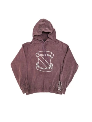 Number (n)ine hoodie  - Cool lila hoodie med stor huva och dragsko. Framsidan har ett vitt grafiskt tryck och ärmarna är avslutade med resår. Perfekt för en avslappnad streetstyle-look. Materialet ser ut att vara mjukt och bekvämt, perfekt för chill dagar.