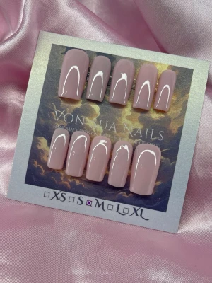 BabyPink (M);Medium Square;Curved - Snygga handgjorda press-on naglar i en baby pink färg. Naglarna har en glansig finish och en rak, medium square form, design som ger en clean och modern look. Perfekta för dig som vill ha stilrena naglar utan krångel.M: 16 mm, 12 mm, 12,5 mm, 11,5 mm, 10 mm