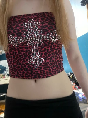 00s tröja  - Jätte cool y2k tröja med rosa leopard mönster och rhinestones! Använd ca 2-3 gånger så den är i jättebra skick! Skriv för bilder eller prisförslag!💕