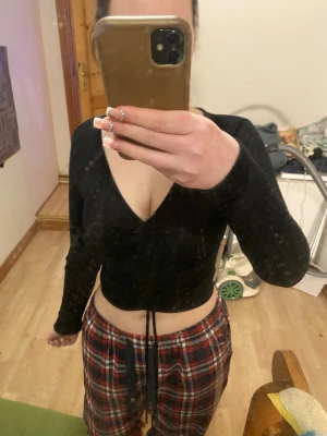 Långarmad V-ringas Stickad magtröja med snörre i mitten  - Inte används många gånger, det går att bestämma hur v-ringar den ska vara med snörret,jätte mysig att ha på sig