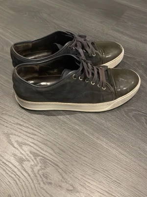 Blå Lanvins - Jag säljer nu mina blåa lanvins då jag har tröttnat på dom. Jag har använt de i ca 4 månader och de har fått någon repa på captoen samt att färgen är lite ljusare än innan. Nypris: 4999 kr!    Mitt pris: 1599 kr! Hör av er vid frågor, priset är ej hugget i sten 🪨🔨.