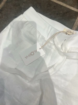 Vita linnebyxor från Alohba label - Fin