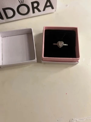 Pandora silverring med rosa hjärta - Pandora ring 