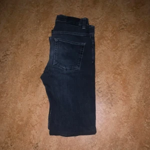 Gant  slim fit jeans - Snygga Gant  jeans i slim fit-modell med klassiska fem fickor och diskreta sömmar. Jeansen har en enkel design utan synliga loggor och är tillverkade i ett stretchigt denimtyg för extra komfort.