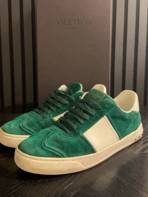 Valentino flycrew  - Säljer nu mina Valentino flycrews för att de ej kommer till användning längre. Skorna är perfekta till dig som vill ha ett par snygg sommar skor. Det saknas en nit på vardera sko men jag skickar med extra som ni ser i påsen på bild 5. Priset kan diskuteras vid en snabb affär. Hör av er vid funderingar// Melker