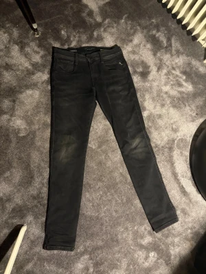 Svarta skinny jeans med stretch - Säljer ett par svarta skinny jeans med smal passform och klassisk fem infer fickor un doubt. Jeansen har stretch sop gör dem bekväma och lätta att röra sig i. Storlek: Midja, 29 och längd 30.
