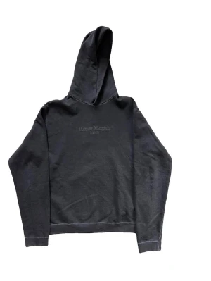 Svart hoodie från Maison Margiela  - Svart/mörkgrå hoodie från maison margiela. Skick 8/10. Köpt på vestaire collective.Storlek:48 It. Hör av dig vid minsta lilla fundering. 😁