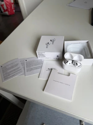 AirPods 4 (ANC)  - Säljer ett par vita Apple AirPods 4 (ANC)  med noicecancel och trådlöst laddningsetui. Snygg och stilren design i blank plast, perfekt för dig som vill ha grymt ljud och smidig anslutning till iPhone. Levereras med originalförpackning och manualer. Använd 1 gång 