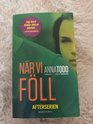 När vi föll av Anna Todd - Säljer boken 'När vi föll' av Anna Todd, tredje delen i Afterserien. Perfekt till dig som gillar ungdomskärlek och drama. 