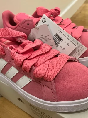Adidas rosa sneakers i äkta mocka EU 38 – helt nya med tag - Adidas sneakers i rosa färg i äkta mocka.  Helt nya med tag och originalkartong. Storlek: EU 38  Mycket snygga och bekväma sneakers. Perfekta till vardag eller streetwear.  Skick: Ny
