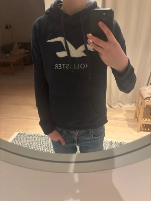 Marinblå hollister hoodie - Riktigt fin hollister hoodie i stl s. Riktigt fin färg och fin passform. Väldigt fint skick och inga tecken på användning. Riktigt fin sammanfattat