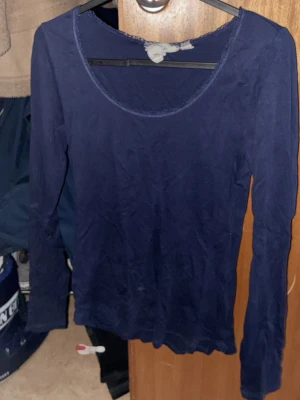 Hollister vintage  liknande tröja - En enkel och stilren mörkblå långärmad topp från L.O.G.G. med rund halsringning. Tillverkad i mjuk bomull som känns skön mot huden. Perfekt att matcha med jeans eller kjol för en clean look.