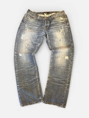 Blå slitna jeans med raka ben - Tjena! Säljer ett par extremt snygga jeans | väldigt bra skick | size w36 SITTER SOM w33, längd 32| HÖR AV ER AV MINSTA LILLA!