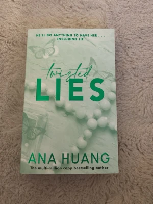 Twisted Lies av Ana Huang - En engelskspråkig pocketbok med titeln 'Twisted Lies' av Ana Huang. Boken är en del av Twisted-serien och handlar om kärlek, hemligheter och passion.