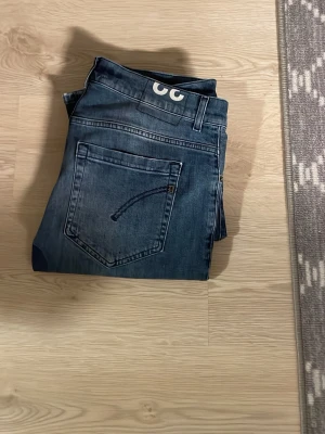 Blå jeans från Dondup - Säljer nu dessa snygga dondisar pga dem inte används längre. Varsamt använda och inga skador. Mvh, af Klint