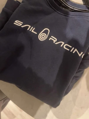 Mörkblå Sail Racing sweatshirt - Mörkblå sweatshirt från Sail Racing från kidsbrandstore i st 170, passar som en xs/s med. .