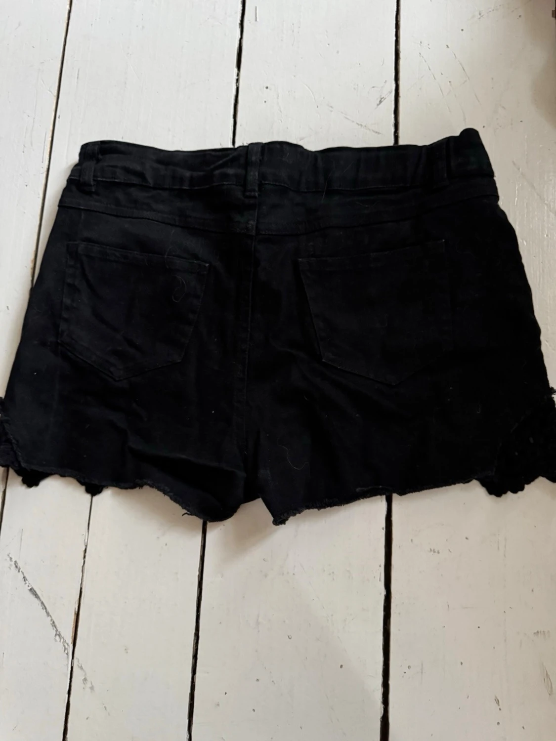Svarta shorts med spetsdetalj - 4
