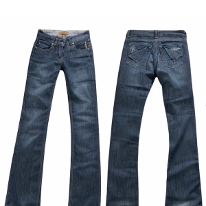 lågmidjade bootcut jeans  - jättefina bootcut jeans som knappt är använda💞 innrebenslängd: 85cm midjemått: 37cm