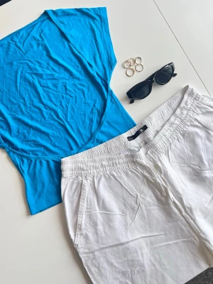 Clean outfit bundle: open back baby tee + linnebyxor + solglasögon + guldringar - stl M - Clean girl inspirerad outfit bundle 🩵🌸  Kit med 4 delar: • blå open back baby tee (ny utan prislapp) • vita linnebyxor • svarta solglasögon • 5-p guldiga ringar.  Perfekt outfit inför vår/sommar 💖 Alla plagg i mycket fint skick. Kolla gärna in mina andra kit 💌 Fler bilder finns!