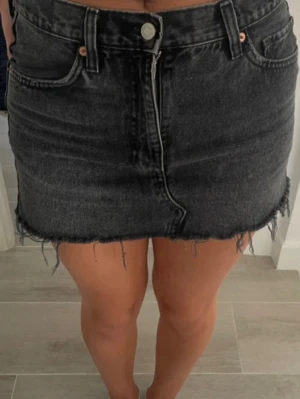 Svart jeanskjol - Svart heans kjol från mango. 