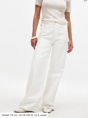 Vida vita jeans med hög midja - Säljer dessa fina vita jeans, använda 1 gång. Köpta för 599!