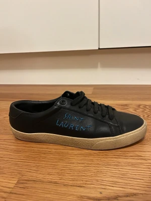 Saint Laurent skor  - Skorna är i fint skick, storleken är 37,5 men passar betydligt större fötter. Dustbag har jag till skorna, om du undrar något kan du kontakta mig