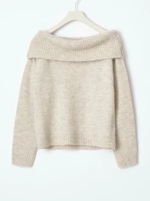 Beige off shoulder stickad tröja - Mysig beige stickad tröja med bred off shoulder-krage och långa ärmar. Tröjan har ribbstickade muddar vid ärmslut och nederkant, vilket ger en avslappnad men ändå stilren look. Perfekt för lager på lager under kyliga dagar.