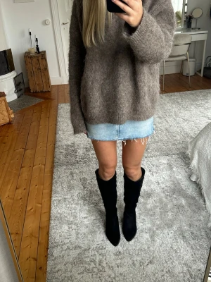 Boots - Zalando - Säljer ett par svarta otroligt fina boots. Mycket bra att gå i. Klackhöjd 7 cm. Köpta från zalando men har märket ”Krush”. Använda några få gånger och är i utmärkt skick!❤️