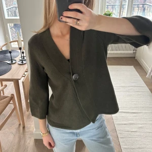 Kofta - Så fin grön trekvartsärmad kofta i ull och angora!!🩷