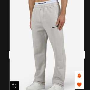 Grå mjukisbyxor från Pegador - Säljer ett par stilrena grå mjukisbyxor från Pegador med raka ben. Säljer då det var fel storlek och returperioden gått ut. Storlek S men passar även M/L då passformen är större. Helt oanvända med prislappen kvar!!