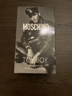 Moschino Toy Boy Eau de Parfum - Moschino Toy Boy Eau de Parfum i en snygg svart box med silvriga detaljer och ikonisk björnformad design. Flaskan rymmer 100 ml och har en modern, lekfull stil som sticker ut. Perfekt för dig som gillar unika och trendiga dofter. 100ml flaska. Relativt bra parfym enligt mig.