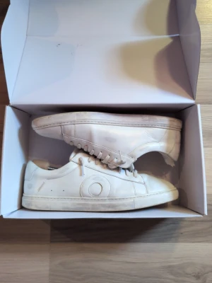 Oliver cabell skor - Tjo säljer nu mina oliver cabells skor då jag behöver pengar snabbt... Använda men i fungerande skick skulle jag ändå säga, dom är lite slitna under men inget som kommer gå igenom eller påverka hur man går med dom. Dom är ganska så slut i hälarna men dom fungerar utmärkt, märker inte ens av de om jag ska va ärlig/säkert nå lätt att fixa vid en skomakare om man skulle vilja de.100% äkta strl 44 men passar även 45. man får med låda till dom