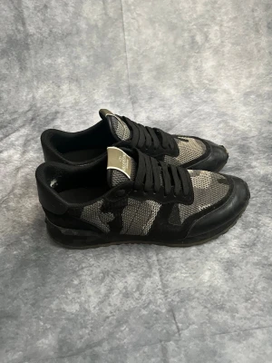 Valentino Rockrunners - Lite slitna men förutom hålet så är skorna väldigt bra skick!