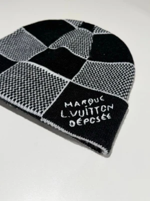 Mössor  en grå en svart  - En går en svart 