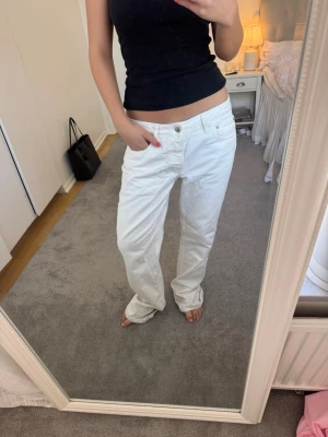 Vita jeans  - Snygga vita jeans, har dock effekter längst ner pågrund av att de är för långa för mig. Antingen klipper man bort eller fortsätter gå med de för långa.