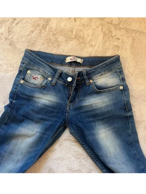 Blå slitna jeans från Hollister - Snyggaw jeans
