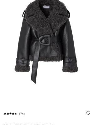 Svart pälsjacka med bälte Adoore - Trendig svart pälsjacka från Adoore med breda slag, markerat bälte i midjan och detaljer i fuskpäls. Jackan har en boxig passform, synliga sömmar och knappar vid ärmsluten. Perfekt för att hålla värmen och se cool ut under vintern/ hösten, pris kan diskuteras 