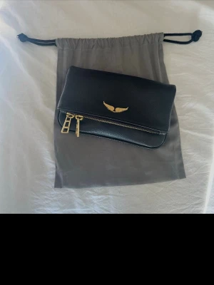 Zadig & Voltaire - ROCK NANO - Säljer min superfina väska från Zadig & Voltaire då den tyvärr inte kommer till användning! Väskan är endast använd några få gånger så den är i väldigt fint skick.   Det är modellen ROCK NANO med svart läder och guldfärgad kedja. Dustbag medföljer självklart!  Köpt ny på Zalando för 2745kr   Priset kan diskuteras vid snabb affär! Hör gärna av dig vid frågor eller fler bilder😊