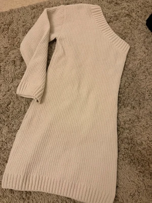 Beige stickad oneshoulder klänning från Gina tricot  - beige stickad klänning med oneshoulder-design. Klänning är från Gina tricot i storlek S 