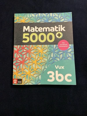 Matematik 5000+ 3bc - Säljer Matematik 5000+ Vux 3bc från Natur & Kultur. En tydlig och pedagogisk kursbok som används inom komvux för Matematik 3b och 3c. Boken är i nytt skick och passar perfekt för dig som studerar kursen och vill ha en bra bok med tydliga förklaringar och många övningsuppgifter.